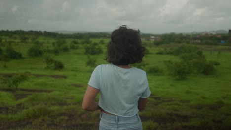 Una-Mujer-India-Contempla-La-Vasta-Extensión-Del-Exuberante-Bosque-Indio-Y-Su-Cabello-Se-Balancea-Con-Gracia-Con-La-Suave-Brisa.