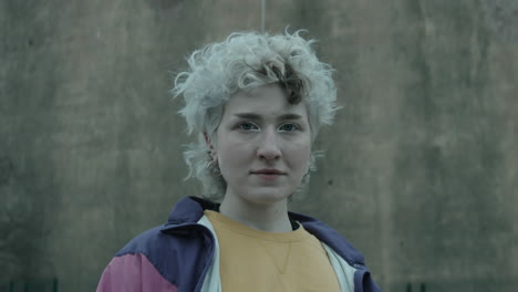 retrato de una mujer joven con chaqueta vintage al aire libre