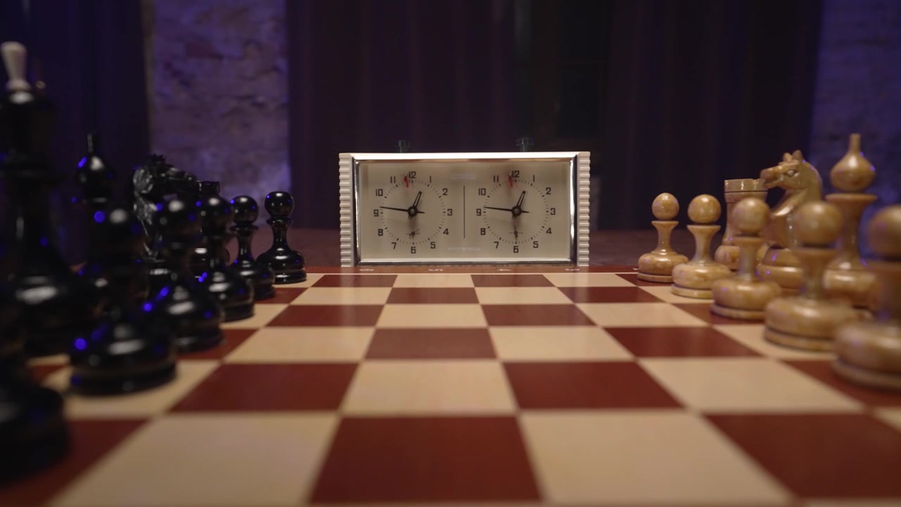 Primo piano di scacchiera e orologio pronti per una partita