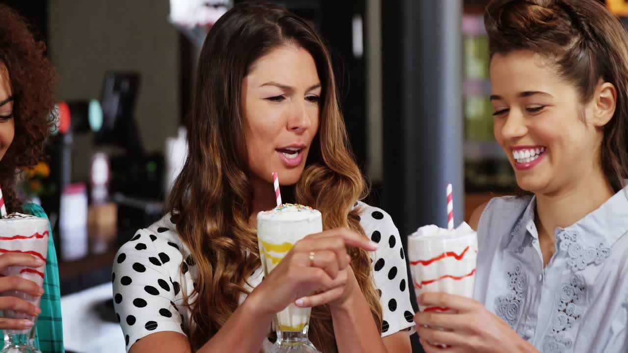 여자 친구 들 이 스무시 한 잔 을 고 있다