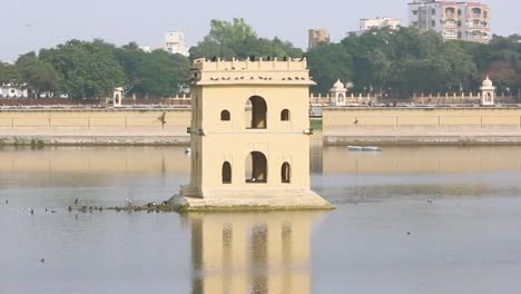 hermosa casita en medio del lago i antiguo minar en el lago