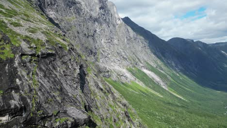 Empinadas-Montañas-Rocosas-En-El-Valle-De-Trollstigen-En-Noruega---Antena