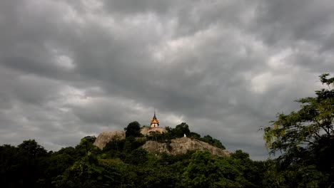 Wat-Phra-Phutthachai-Es-Un-Destino-Turístico-Para-Extranjeros-Y-Ciudadanos-Tailandeses-Que-Buscan-Bendiciones