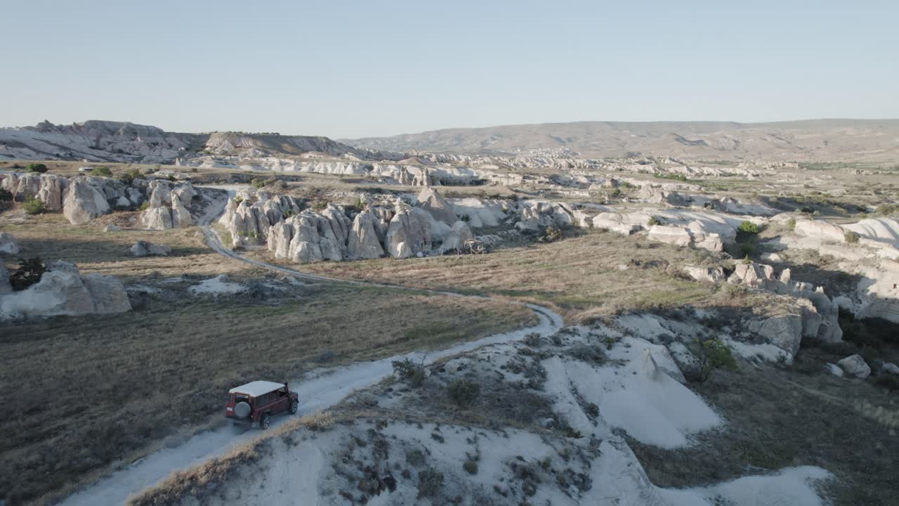 jeep en capadocia todoterreno durante la puesta de sol