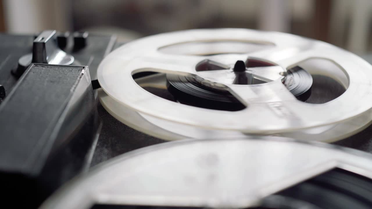 la cinta de película de carrete está girando en un jugador profesional de época. equipo de la vieja escuela