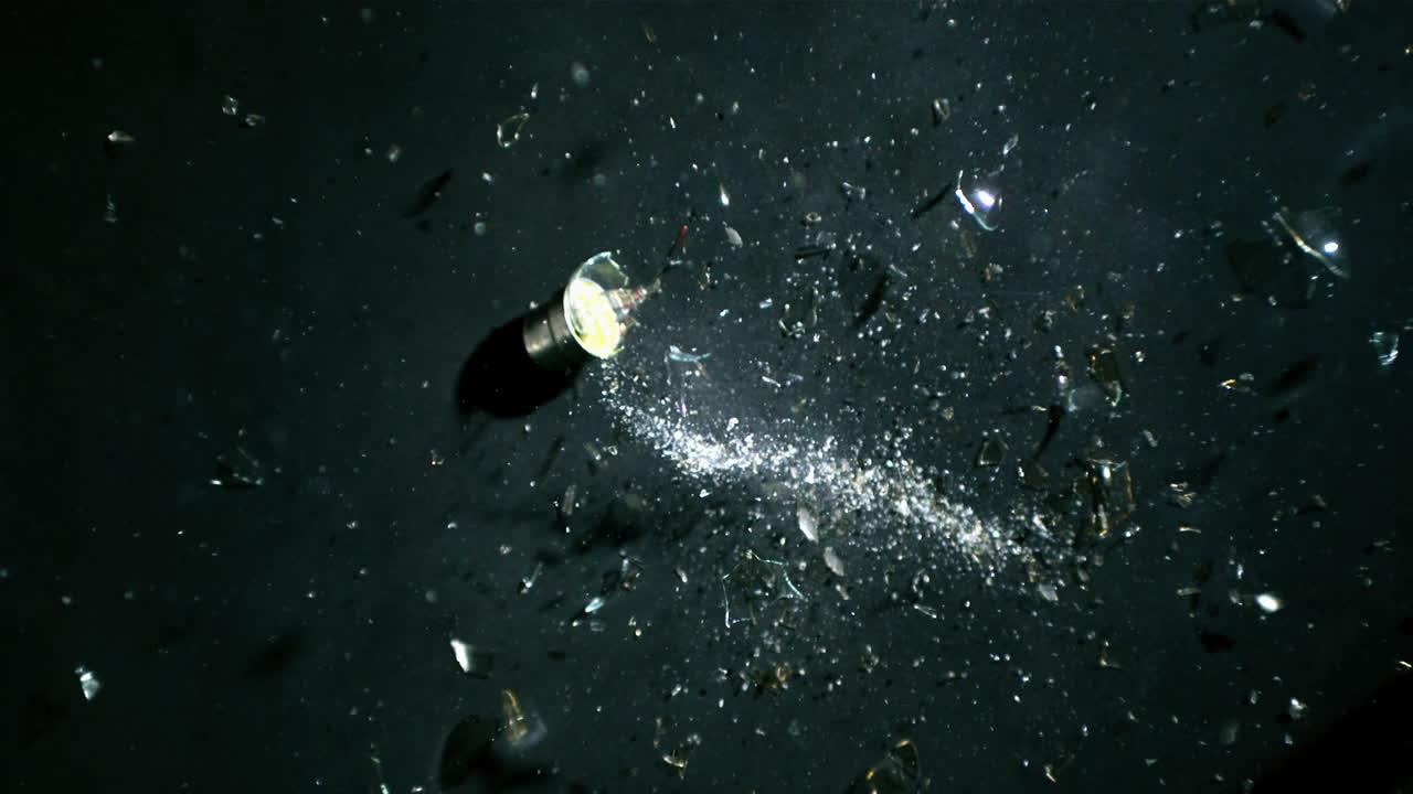 검은 바닥에 어진 전구