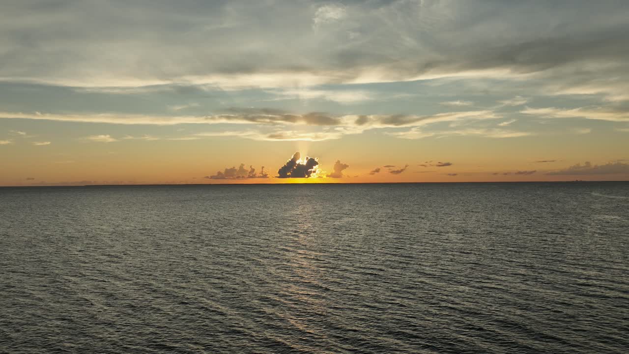 diversión en moto de agua mientras se pone el sol