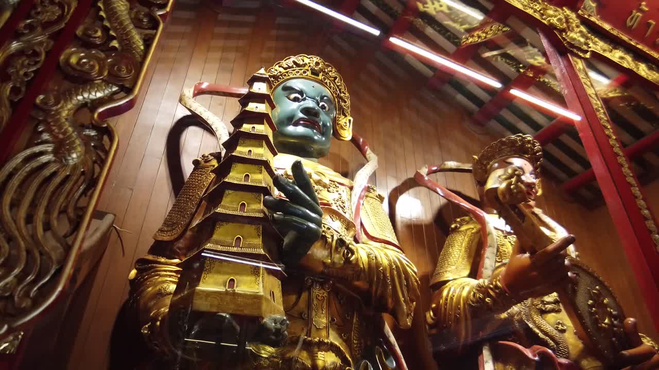 imágenes de vaisramana, dios del norte o dios de la riqueza y dhatarattha, dios del este ubicado en wat mangkon kamalawat, bangkok, tailandia