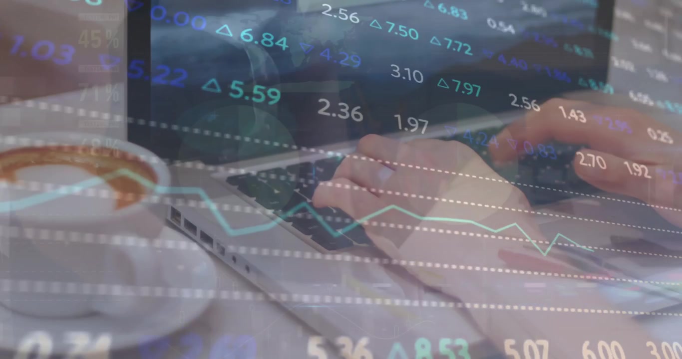 Animazione di elaborazione dati finanziari su una donna caucasica che utilizza un laptop.