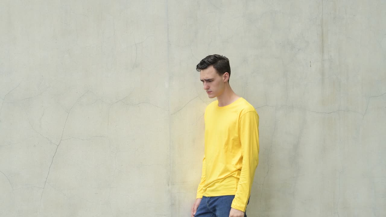 슬프게 보이는 잘생긴 젊은 남자