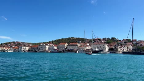 vista del mar adriático en trogir, cerca de split, croacia