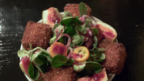 Tapas-Aus-Kroketten-Und-Feigensalat-Mit-Balsamicoacetat