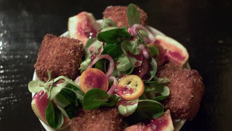 tapas de croquetas y ensalada de higos con acetato balsamico