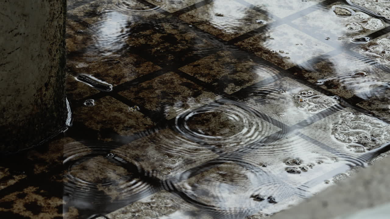 포장된 도로 회색-1에 떨어지는 비가 이슬비