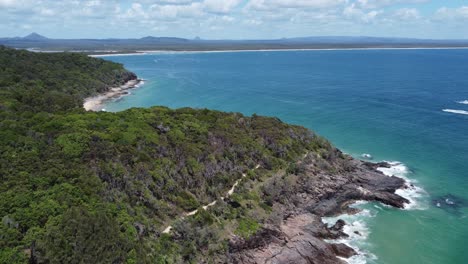 volando sobre una península que muestra la costa rocosa y el océano