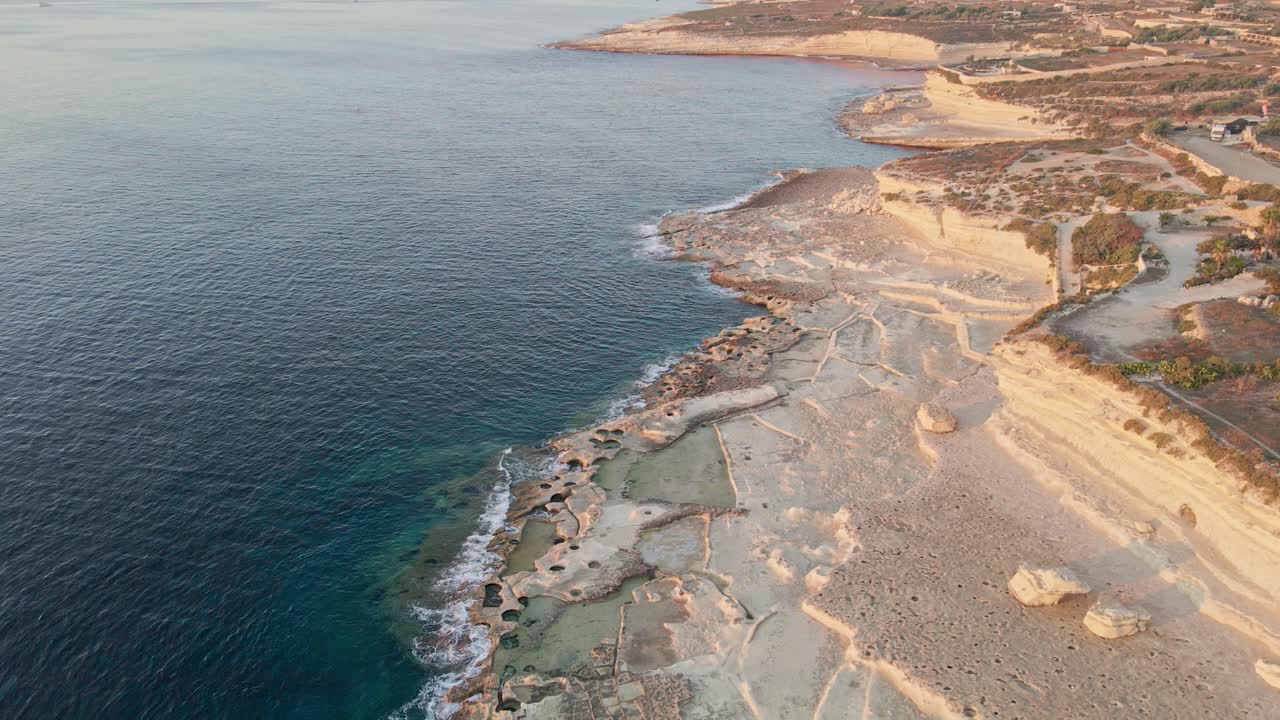 Vista aerea della costa calcarea di Delimara vicino alla piscina di San Pietro a Malta