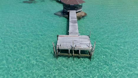 antena reveladora de un cenador en un muelle en el océano en una isla tropical, koh kood, tailandia