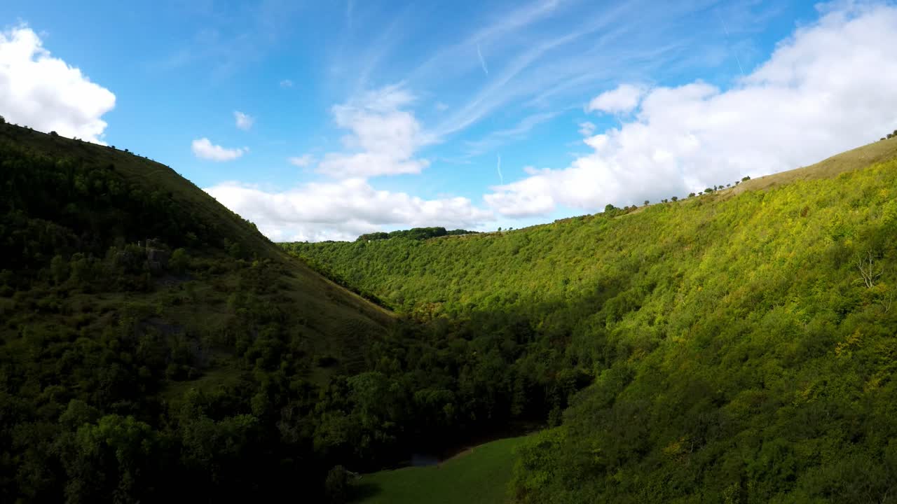 vuelo aéreo a través de un valle en el parque nacional del distrito pico de derbyshire, comúnmente utilizado por ciclistas, excursionistas y popular entre turistas y veraneantes
