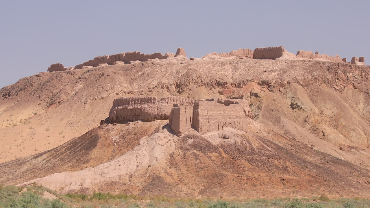 las ruinas de la fortaleza y el palacio de ayaz kala en karakalpakstán, uzbekistán