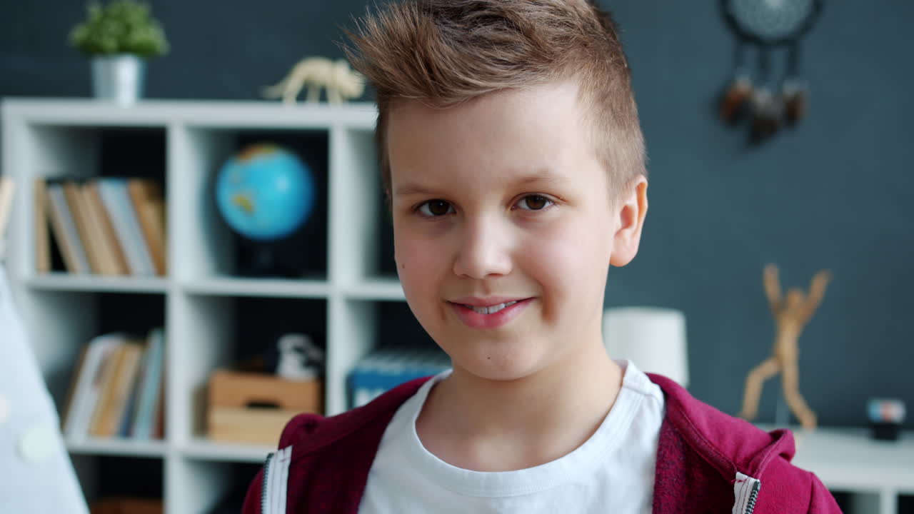 портрет улыбающегося мальчика