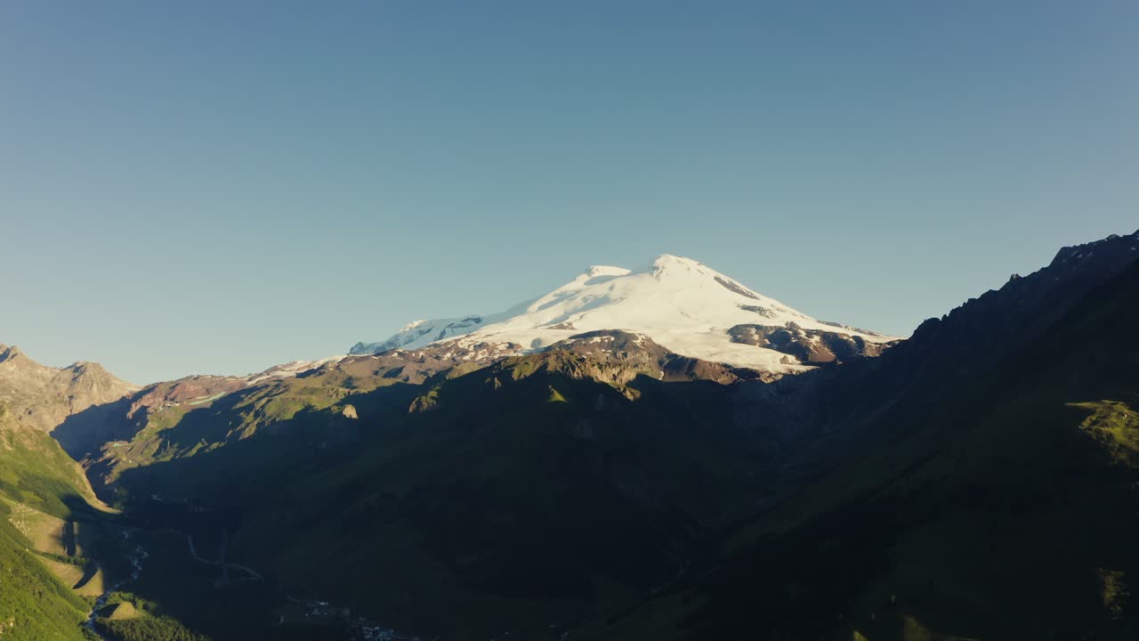 majestuosa montaña cubierta de nieve en las montañas del cáucaso