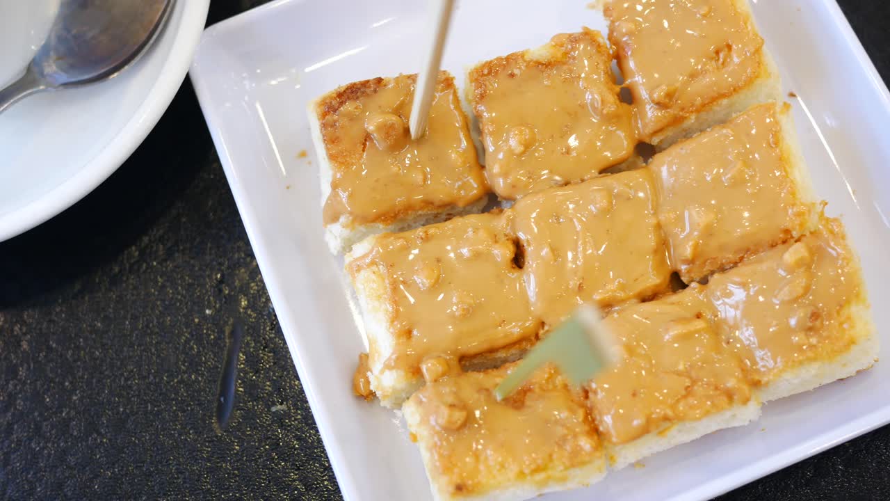 tostadas con mantequilla de maní