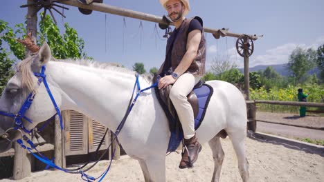 Jinete-Sobre-Caballo-Blanco-Mirando-A-La-Cámara.