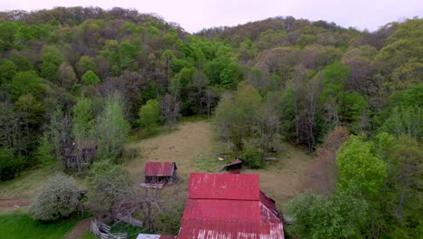 Aus-Der-Luft-Ausziehbare-Alte-Scheune-In-Matney,-North-Carolina,-In-Der-Nähe-Von-Boone,-Wehender-Stein-Und-Bannerelch