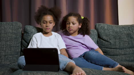 kids watching film at home