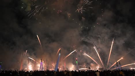 4K:-Beeindruckendes-Feuerwerk-Und-LED-Flyboard-Show-2023,-Abgehalten-An-Der-Uferpromenade-Al-Majaz-In-Sharjah,-Vereinigte-Arabische-Emirate