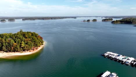 retiro aéreo alto sobre la marina, el embalse del lago lanier en georgia