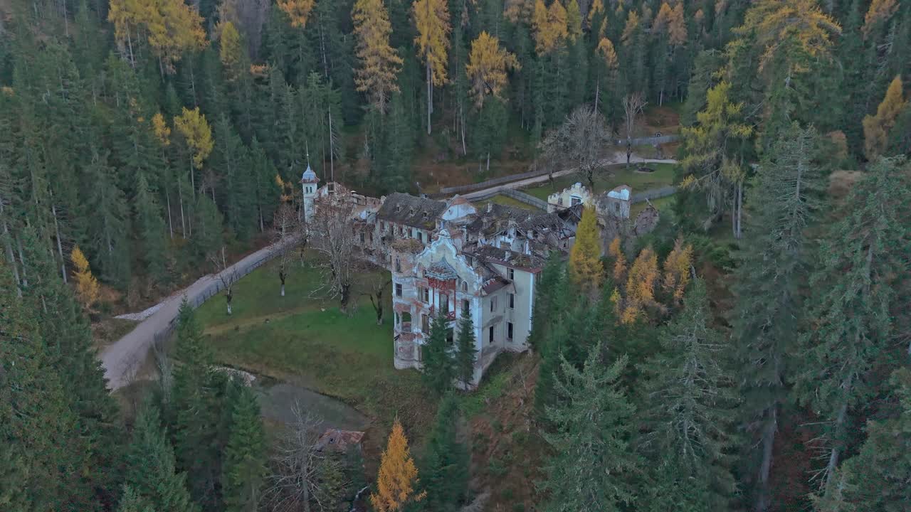 Vista dall'alto delle rovine degli antichi Bagni Wildbad circondate dalla foresta, Dolomiti