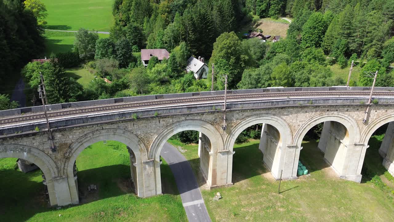오스트리아의 세메링 철도 세계 유산 유네스코 유적지 숲으로 둘러싸인 4k 드론으로 위에서 촬영