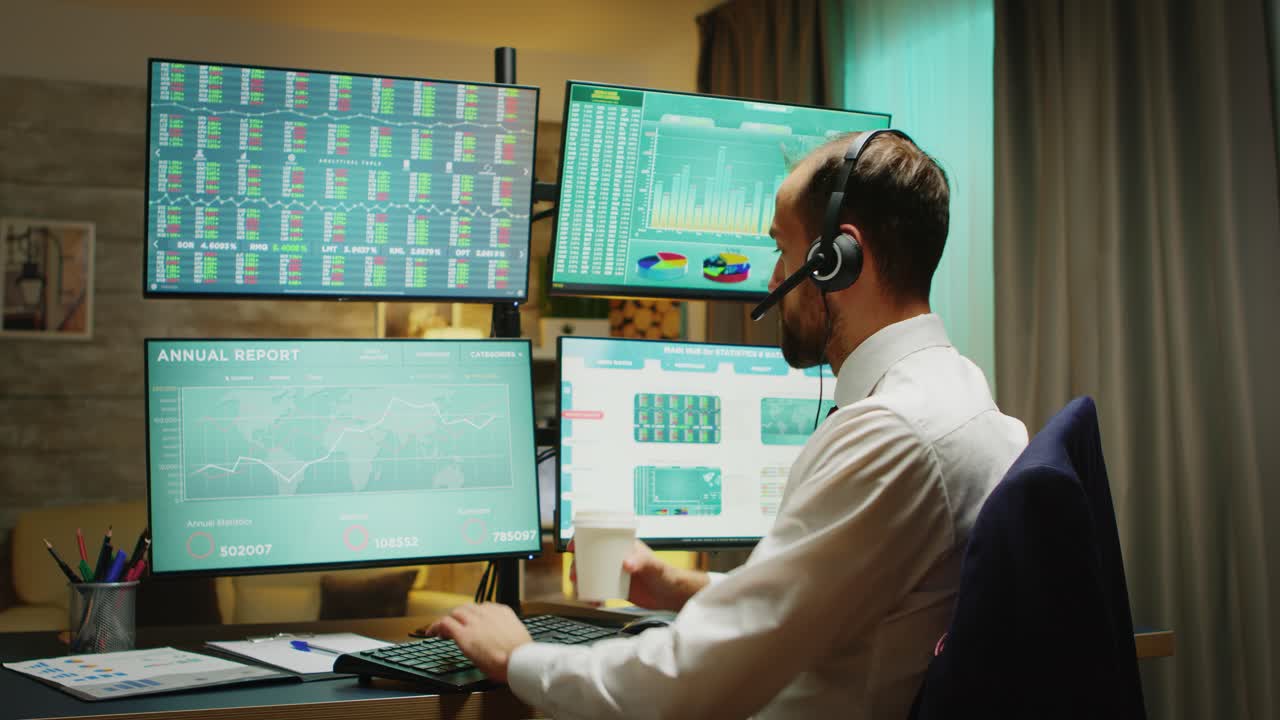 hombre de negocios en la oficina de casa bebiendo café