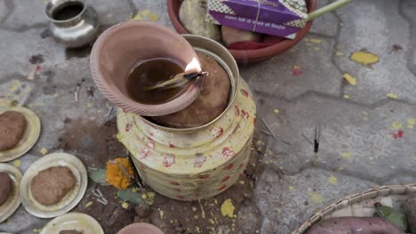 ofrendas sagradas de lámpara de aceite de arcilla ardiente para el dios hindú en el festival desde una perspectiva única