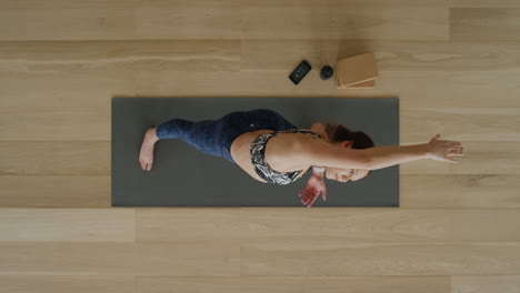 Vista-Superior-De-Una-Mujer-De-Yoga-Practicando-Pose-De-Guerrero-Inverso-En-Un-Estudio-De-Ejercicios-Disfrutando-De-Un-Estilo-De-Vida-Saludable,-Practicando-Meditación-En-Una-Colchoneta-De-Ejercicios