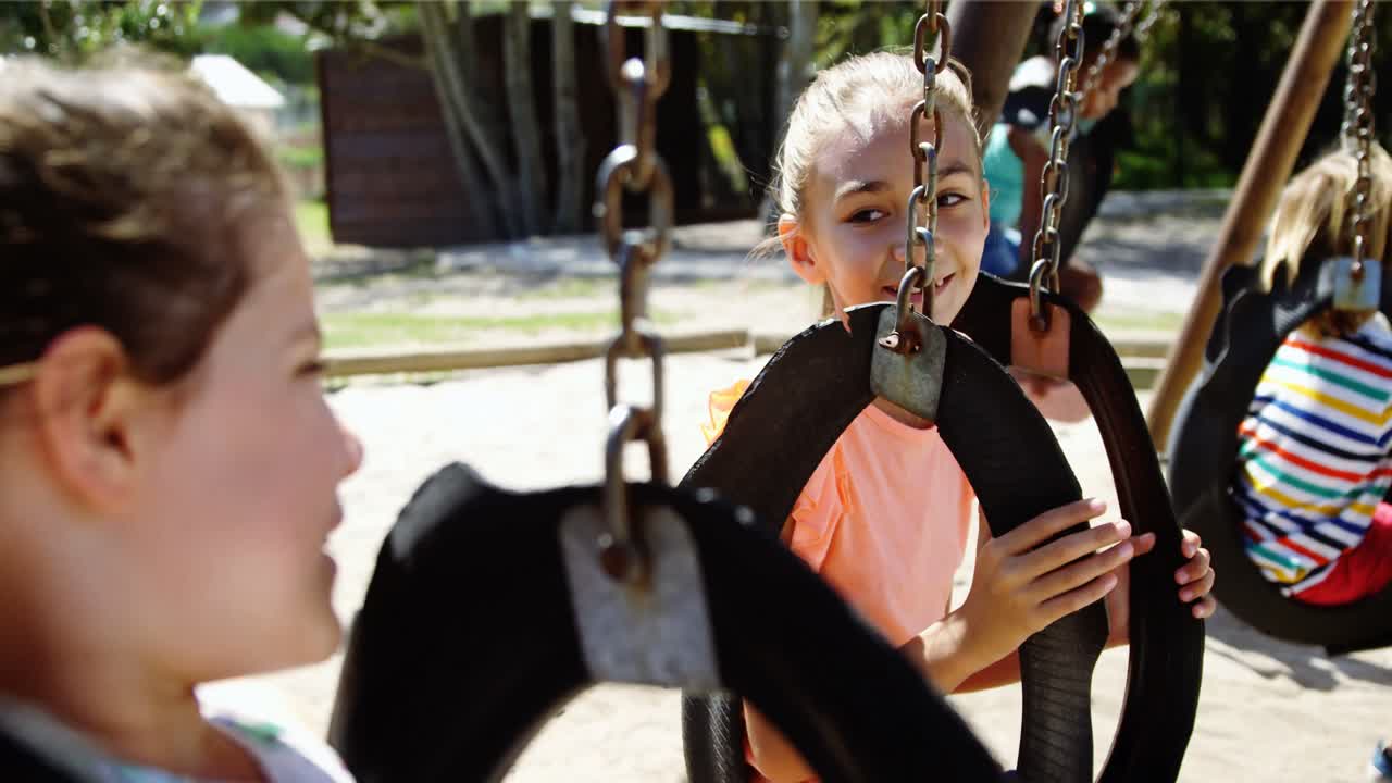 школьники играют на детской площадке