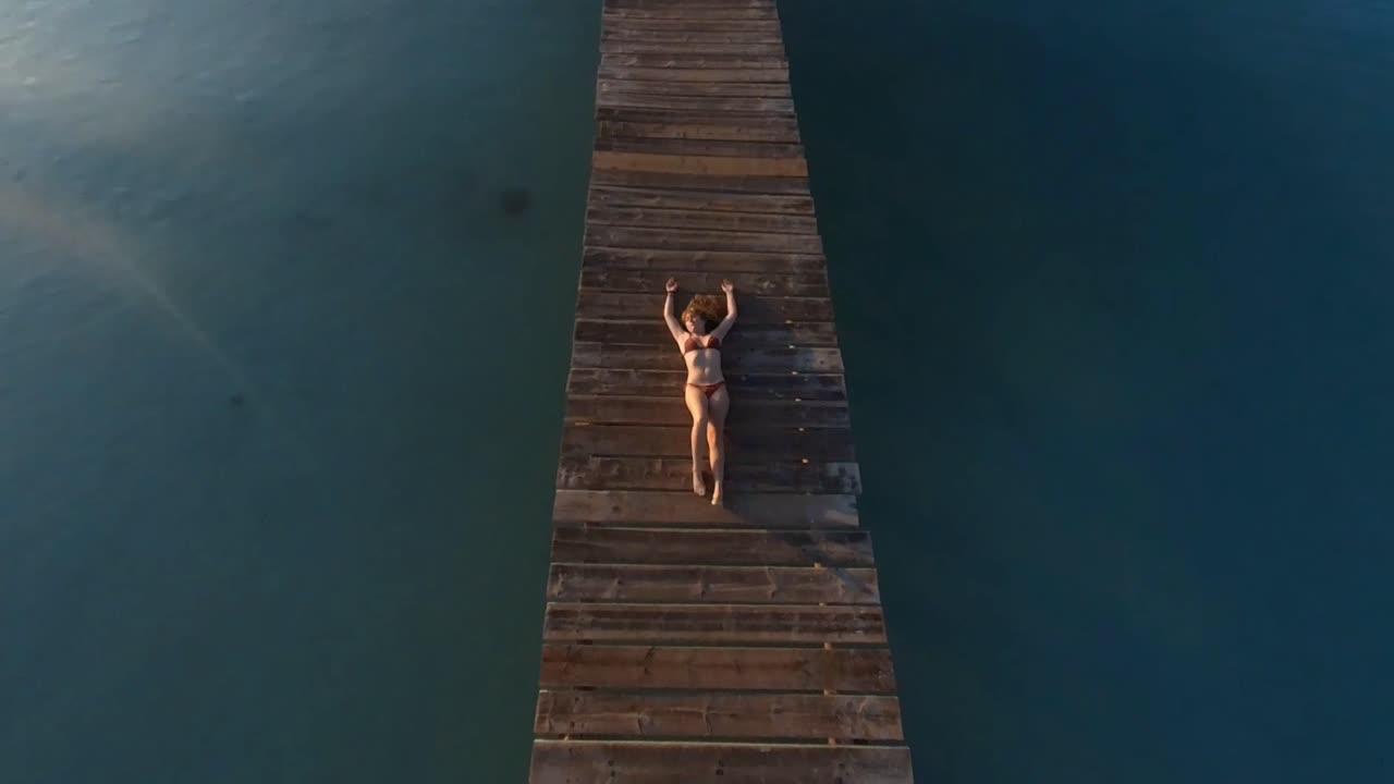 부두 에 누워 있는 여자