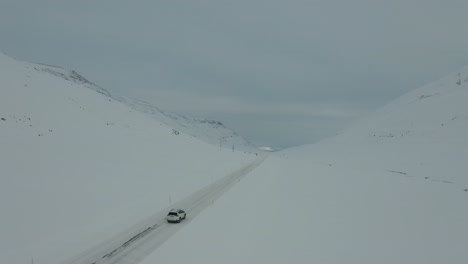 Imágenes-De-Drones-De-4k-De-Conducción-De-Automóviles-En-Un-Paisaje-Nevado