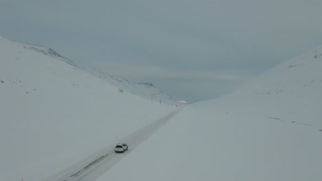 imágenes de drones de 4k de conducción de automóviles en un paisaje nevado