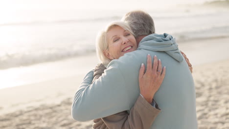 Abrazo,-Playa-Y-Pareja-Mayor-Con-Amor