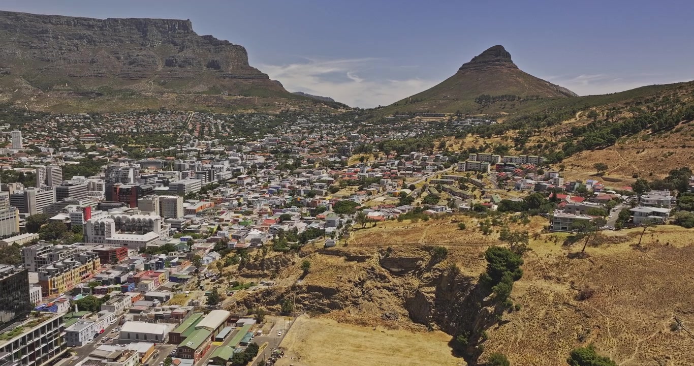 Città del Capo, Sudafrica. Sorvolo aereo v56 sopra il centro, De Waterkant, Bo-Kaap e Gardens verso Signal Hill, Lion's Head e Table Mountain - Ripreso con Mavic 3 Pro Cine - 11 gennaio 2024