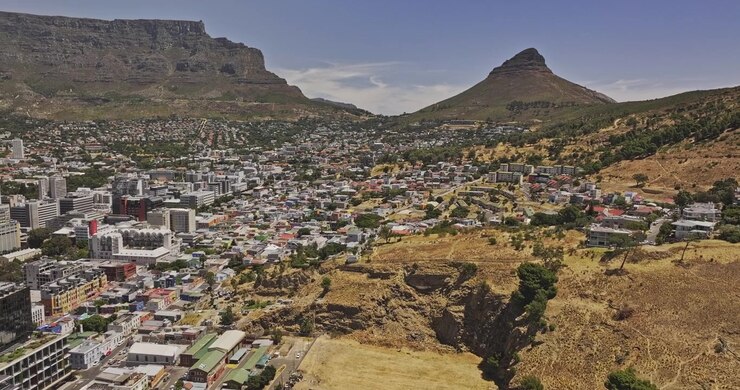 Città del Capo, Sudafrica. Sorvolo aereo v56 sopra il centro, De Waterkant, Bo-Kaap e Gardens verso Signal Hill, Lion's Head e Table Mountain - Ripreso con Mavic 3 Pro Cine - 11 gennaio 2024