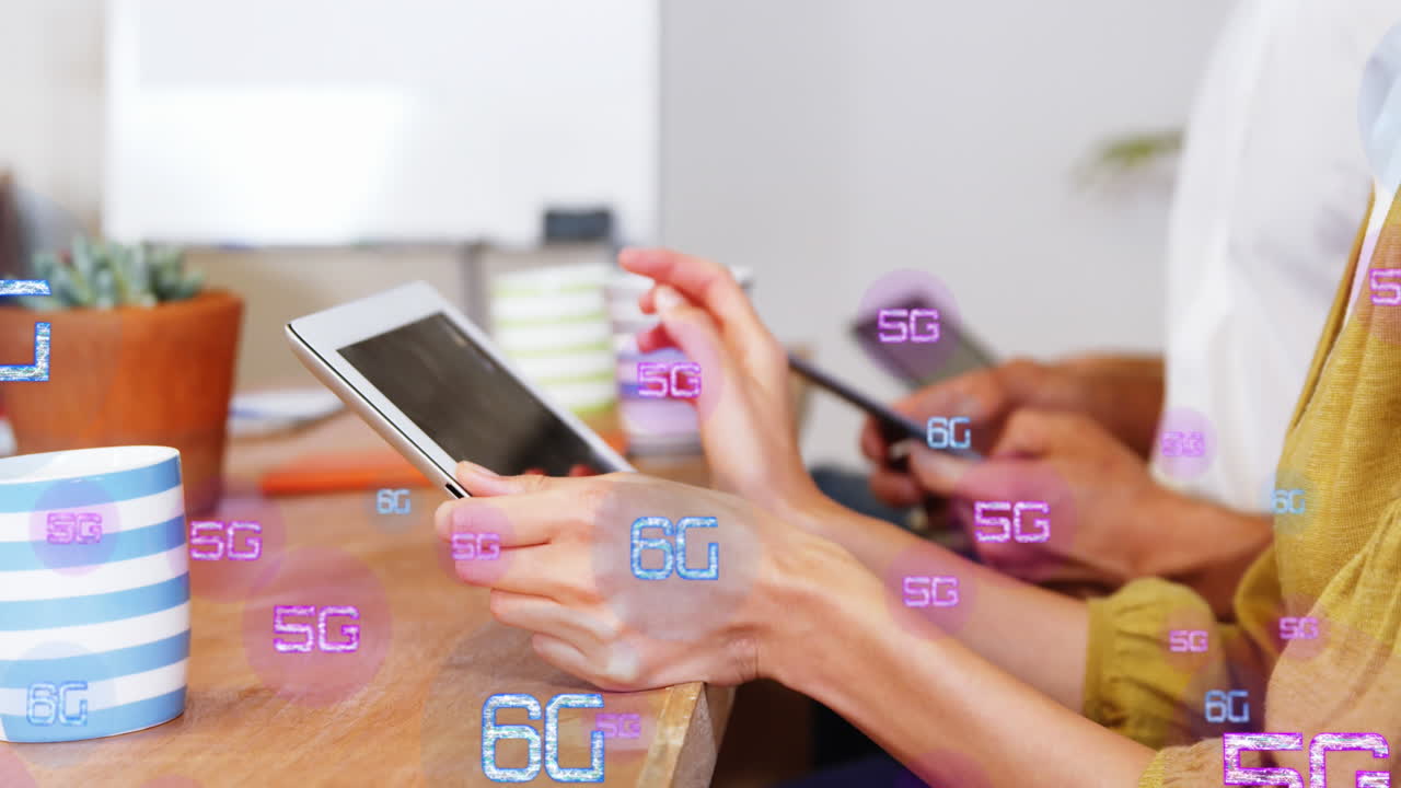 анимация нескольких текстов 6g над различными людьми, использующими цифровой планшет в офисе