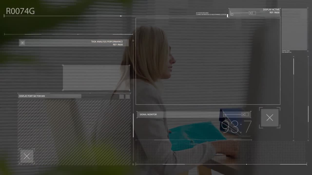 animación del procesamiento de datos financieros sobre una mujer de negocios caucásica que usa una computadora portátil en la oficina