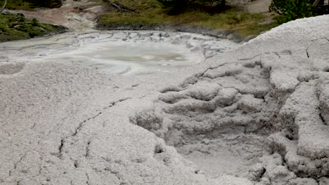 el vapor se eleva desde el bote de barro hirviendo y burbujeando en el suelo en los botes de pintura de los artistas en el parque nacional de yellowstone, wyoming, ee.uu.