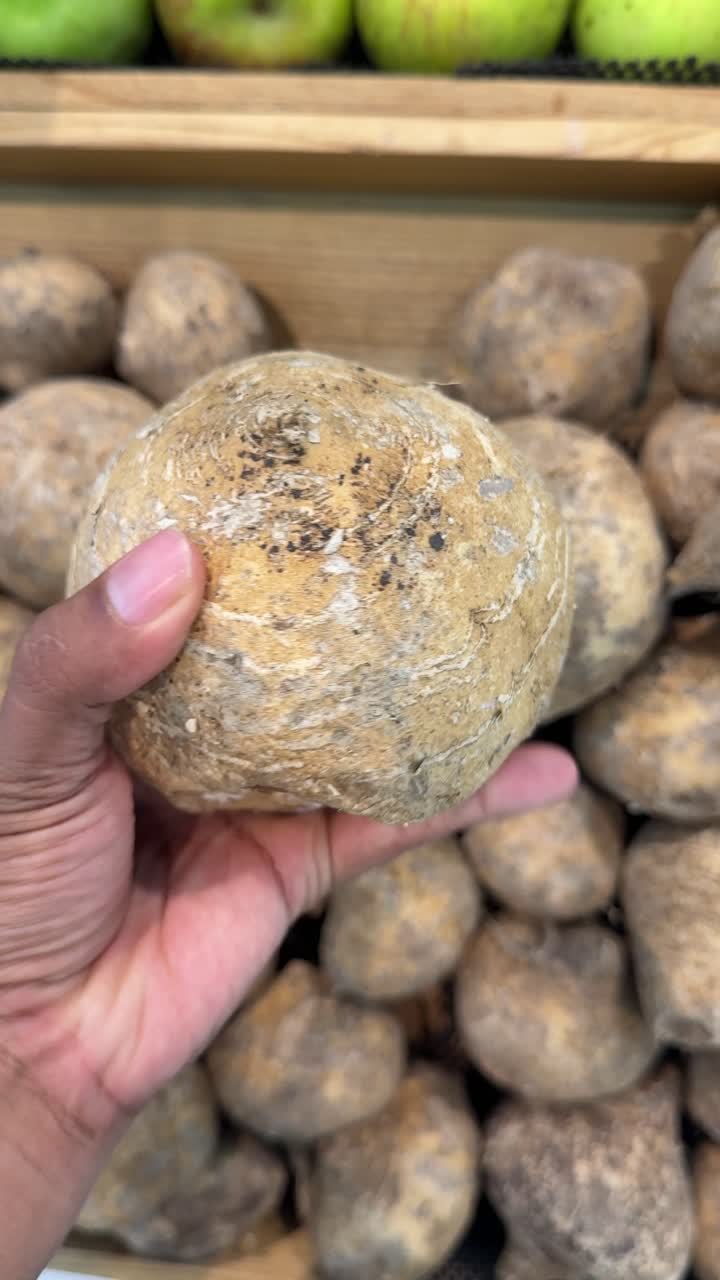 Scegliere ed Esaminare un Jicama Fresco in un Mercato Ortofrutticolo