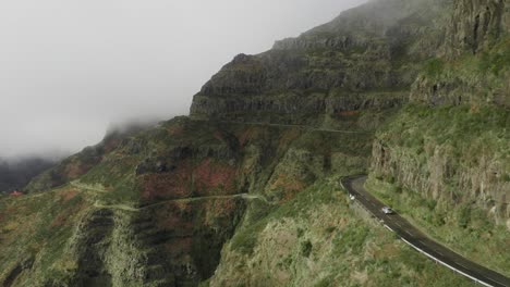 Paso-De-Montaña-De-Gran-Altitud-Con-Conducción-De-Automóviles,-Nubes-Bajas-Que-Cubren-El-Pico,-Antena