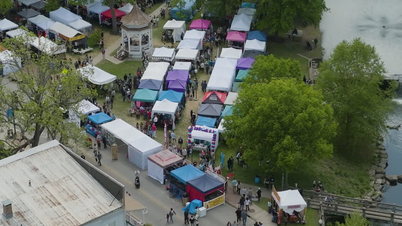 vista aérea sobre tiendas de campaña y cabinas durante el festival de dogwood en siloam springs, arizona, estados unidos - toma de avión no tripulado