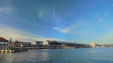acercándose a la estación central de ámsterdam en el río ij
